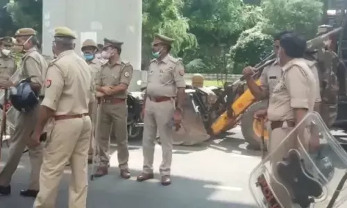 Noida Protest: नोएडा अथॉरिटी के बाहर प्रदर्शन पर बड़ी कार्रवाई, 1500 लोगों के खिलाफ केस दर्ज Noida Protest: नोएडा अथॉरिटी के बाहर प्रदर्शन पर बड़ी कार्रवाई, 1500 लोगों के खिलाफ केस दर्ज