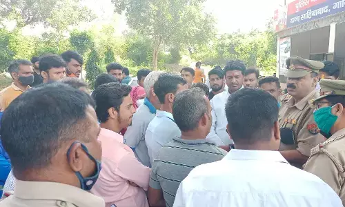 गाजियाबाद : मासूम बच्ची की बरामदगी को लेकर बीजेपी नेता के साथ क्षेत्रवासियों ने चौकी पर दिया धरना