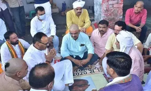 यूपी कानून मंत्री ब्रजेश पाठक तिकुनिया हिंसा में मारे गए शुभम मिश्रा के दसवां कार्यक्रम में लखीमपुर पहुंचे यूपी कानून मंत्री ब्रजेश पाठक तिकुनिया हिंसा में मारे गए शुभम मिश्रा के दसवां कार्यक्रम में लखीमपुर पहुंचे