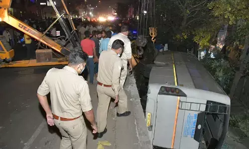 गाजियाबाद में बड़ा हादसा : फ्लाईओवर से नीचे गिरी बस, एक की मौत, 10 घायल