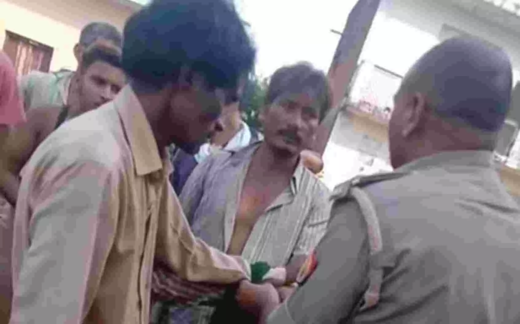 पब्लिक के हत्थे चढ़े तीन चोर, जमकर धुना, दिनदहाड़े दुकान से कर रहे थे चोरी पब्लिक के हत्थे चढ़े तीन चोर, जमकर धुना, दिनदहाड़े दुकान से कर रहे थे चोरी
