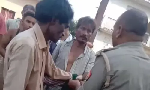 पब्लिक के हत्थे चढ़े तीन चोर, जमकर धुना, दिनदहाड़े दुकान से कर रहे थे चोरी