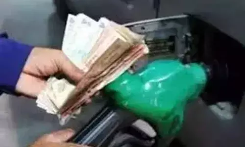 पैट्रोल-डीजल के दामों में फिर लगी आग, बन गया रिकॉर्ड पैट्रोल-डीजल के दामों में फिर लगी आग, बन गया रिकॉर्ड