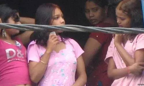 एक सेक्स वर्कर की रुलाने वाली कहानी, कैसे रोजगार के नाम बना दिया लाकर सेक्स वर्कर एक सेक्स वर्कर की रुलाने वाली कहानी, कैसे रोजगार के नाम बना दिया लाकर सेक्स वर्कर