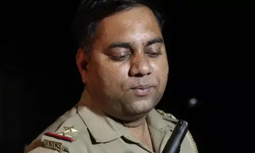 मेरठ के हस्तिनापुर में दरोगा ने बंदूक की नोक पर किया Rape!
