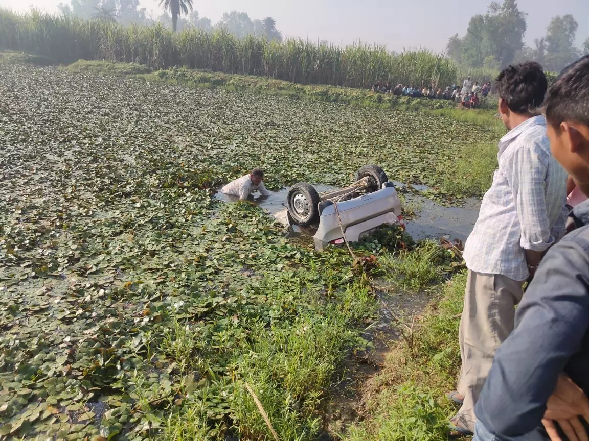 कार तालाब में गिरी चार की मौत, तीन गंभीर