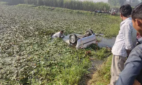कार तालाब में गिरी चार की मौत, तीन गंभीर कार तालाब में गिरी चार की मौत, तीन गंभीर
