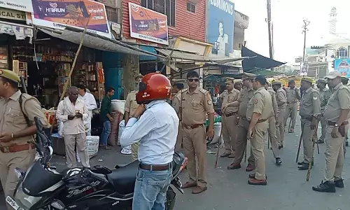 मुजफ्फरनगर : खतौली कोतवाल धर्मेंद्र ने कस्बे में किया पैदल मार्च, चलाया सघन चेकिंग अभियान मुजफ्फरनगर : खतौली कोतवाल धर्मेंद्र ने कस्बे में किया पैदल मार्च, चलाया सघन चेकिंग अभियान