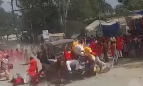 छत्तीसगढ़: विसर्जन में जा रहे दर्जन भर लोगो को तेज रफ्तार कार ने कुचला, 1 की मौत 16 लोग हुए घायल छत्तीसगढ़: विसर्जन में जा रहे दर्जन भर लोगो को तेज रफ्तार कार ने कुचला, 1 की मौत 16 लोग हुए घायल