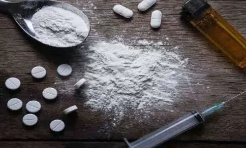 जम्मू-कश्मीर: अनंतनाग पुलिस ने एक ड्रग तस्कर को गिरफ्तार किया अवैध पदार्थ हुए, बरामद जम्मू-कश्मीर: अनंतनाग पुलिस ने एक ड्रग तस्कर को गिरफ्तार किया अवैध पदार्थ हुए, बरामद