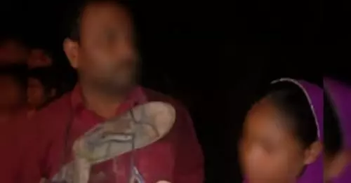 बिजली लाइनमैन प्यार करने के लिए 2 घंटे के लिए काट देता था गाँव की बिजली, फिर मनाता था रंगरलियां और फिर एक दिन ... बिजली लाइनमैन प्यार करने के लिए 2 घंटे के लिए काट देता था गाँव की बिजली, फिर मनाता था रंगरलियां और फिर एक दिन ...