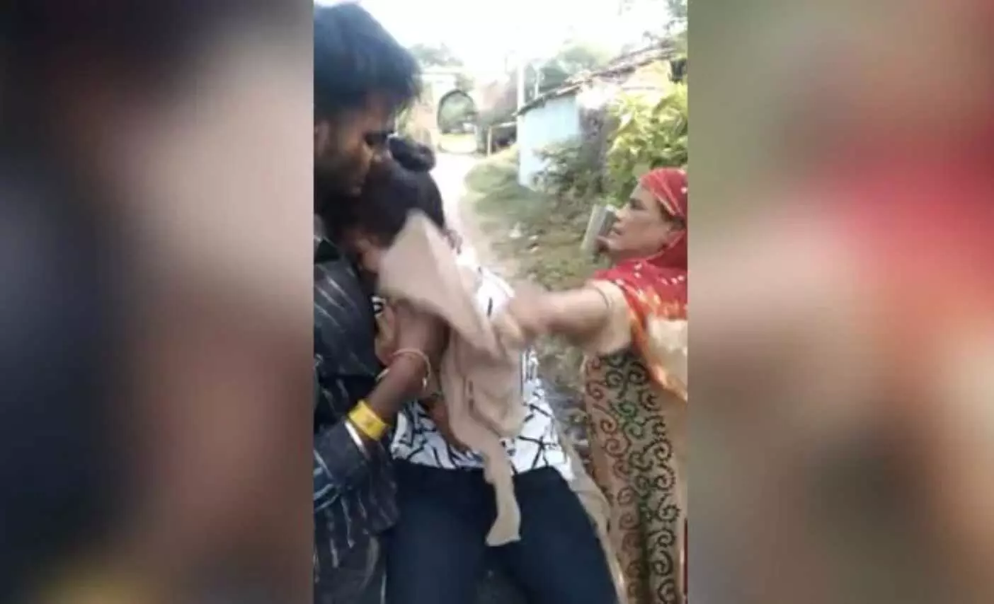 MP में बुर्के पर बवाल का VIDEO: युवक संग स्कूटी पर बैठी थी युवती, भीड़ ने जबरन उतरवाया बुर्का, दो गिरफ्तार MP में बुर्के पर बवाल का VIDEO: युवक संग स्कूटी पर बैठी थी युवती, भीड़ ने जबरन उतरवाया बुर्का, दो गिरफ्तार