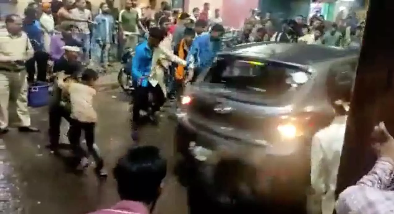 अब भोपाल में भी लोगों पर चढ़ा दी कार, दुर्गा प्रतिमा विसर्जन करने जा रहे श्रद्धालुओं को रौंदा, हैरान करने वाला Video आया सामने