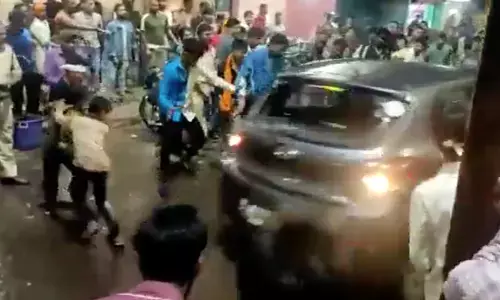 अब भोपाल में भी लोगों पर चढ़ा दी कार, दुर्गा प्रतिमा विसर्जन करने जा रहे श्रद्धालुओं को रौंदा, हैरान करने वाला Video आया सामने अब भोपाल में भी लोगों पर चढ़ा दी कार, दुर्गा प्रतिमा विसर्जन करने जा रहे श्रद्धालुओं को रौंदा, हैरान करने वाला Video आया सामने