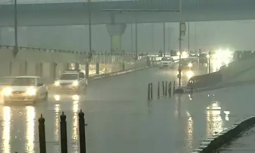 Delhi-NCR Rains: दिल्ली-एनसीआर में तेज हवा के साथ भारी बारिश, बदला मौसम-छाया अंधेरा, नोएडा में काफी तेज बारिश