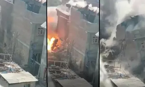 J&K : पंपोर में जिस घर में छिपे थे आतंकी, देखिए- सेना ने उसे कैसे उड़ा दिया, देखिए- VIDEO J&K : पंपोर में जिस घर में छिपे थे आतंकी, देखिए- सेना ने उसे कैसे उड़ा दिया, देखिए- VIDEO