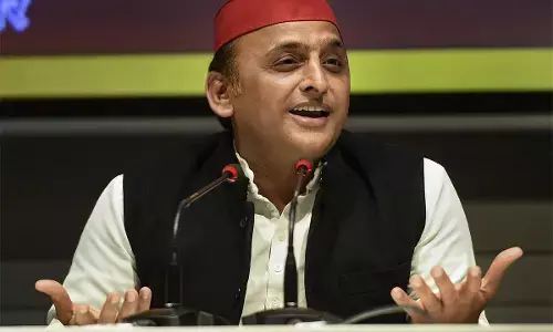 अखिलेश यादव ने आखिर क्यों और किसे बोला- शुक्र है कि हरी झंडी का रंग नहीं बदला