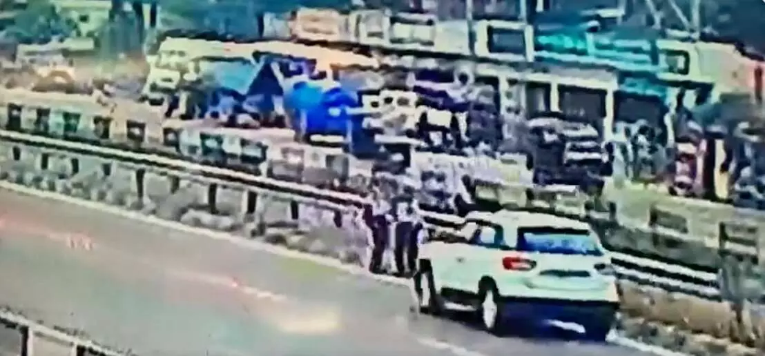 दो लड़कियों को रौंदते निकल गई कार, CCTV फुटेज से पकड़ा गया आरोपी इंस्पेक्टर, रूह कंपा देने वीडियो आया सामने
