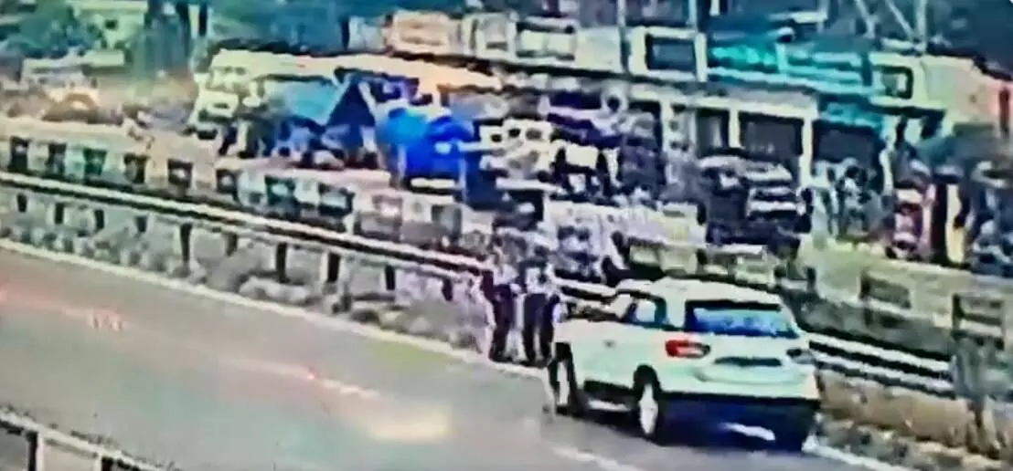 दो लड़कियों को रौंदते निकल गई कार, CCTV फुटेज से पकड़ा गया आरोपी इंस्पेक्टर, रूह कंपा देने वीडियो आया सामने दो लड़कियों को रौंदते निकल गई कार, CCTV फुटेज से पकड़ा गया आरोपी इंस्पेक्टर, रूह कंपा देने वीडियो आया सामने