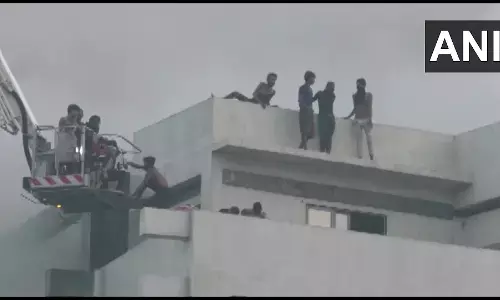 गुजरात: सूरत में पैकेजिंग कंपनी में भीषण आग, 100 से ज्यादा लोग रेस्क्यू, अब तक दो मजदूरों की मौत