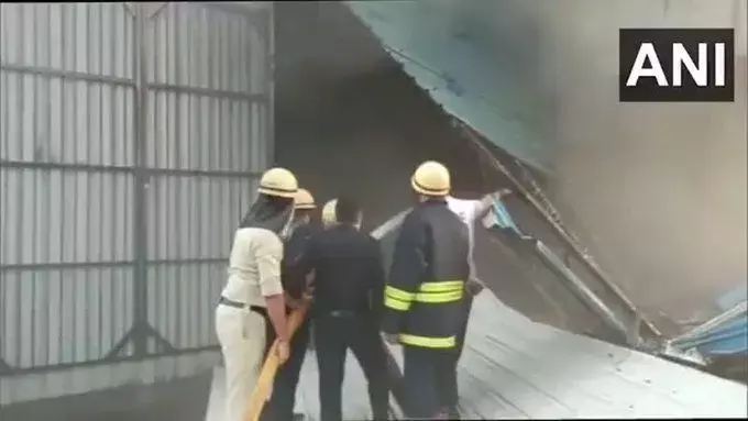 सूरत की फैक्ट्री में लगी आग, 2 मजदूरों की मौत, सैकड़ों बचाए गए