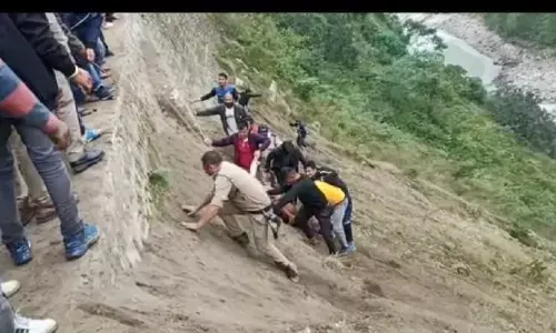 बड़ी खबर: बद्रीनाथ से वापस लौट रहे नोएडा के अलकनंदा नदी में गिरी कार, 3 की मौके पर मौत और 3 की हालत गंभीर बड़ी खबर: बद्रीनाथ से वापस लौट रहे नोएडा के अलकनंदा नदी में गिरी कार, 3 की मौके पर मौत और 3 की हालत गंभीर