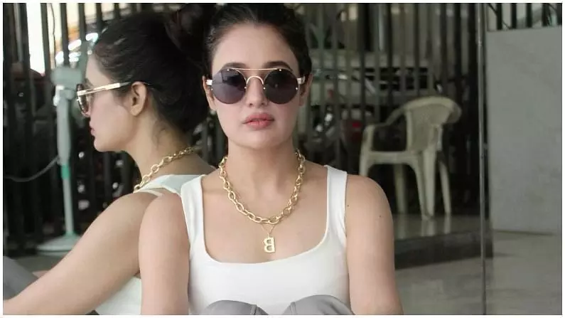 अभिनेत्री युविका चौधरी गिरफ्तार, जानें- क्या है पूरा मामला अभिनेत्री युविका चौधरी गिरफ्तार, जानें- क्या है पूरा मामला