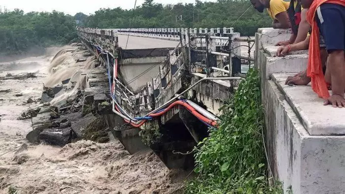 VIDEO : उत्तराखंड में भारी बारिश से आफत, उफनती नदियां, टूटते पुल और गिरते मकान...