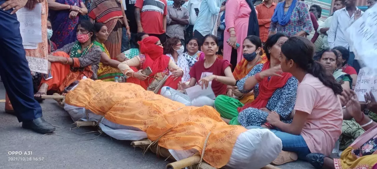 कानपुर भूमाफिया से परेशान अधेड़ की मौत,आत्मदाह करने वाले के परिजनों ने किया हाइवे जाम,चौकी की गिरफ्तारी की मॉग कानपुर भूमाफिया से परेशान अधेड़ की मौत,आत्मदाह करने वाले के परिजनों ने किया हाइवे जाम,चौकी की गिरफ्तारी की मॉग