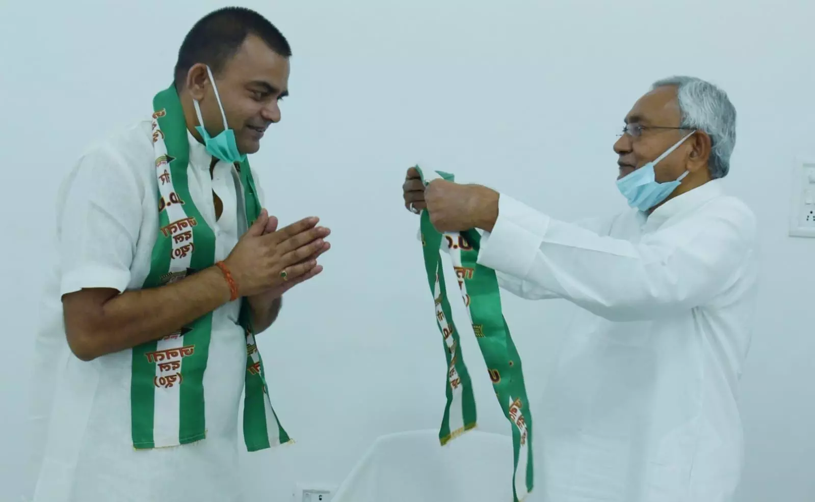 नीतीश कुमार के साथ आए सम्राट चौधरी के भाई नीतीश कुमार के साथ आए सम्राट चौधरी के भाई