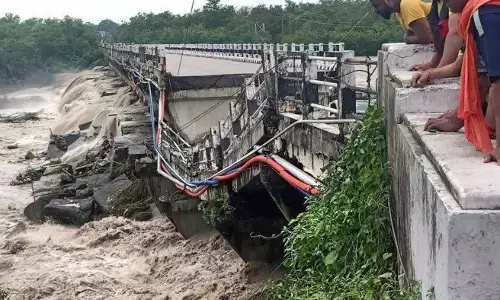 VIDEO : उत्तराखंड में भारी बारिश से आफत, उफनती नदियां, टूटते पुल और गिरते मकान... VIDEO : उत्तराखंड में भारी बारिश से आफत, उफनती नदियां, टूटते पुल और गिरते मकान...