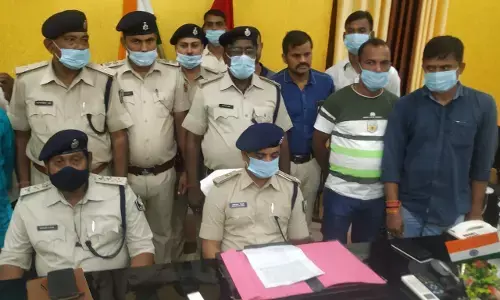 बारह घंटे के अंदर लूटकांड का पर्दाफाश, 44.13 लाख बरामद, दंपत्ती समेत तीन गिरफ्तार बारह घंटे के अंदर लूटकांड का पर्दाफाश, 44.13 लाख बरामद, दंपत्ती समेत तीन गिरफ्तार