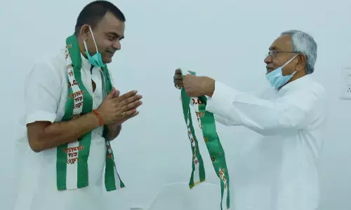 नीतीश कुमार के साथ आए सम्राट चौधरी के भाई नीतीश कुमार के साथ आए सम्राट चौधरी के भाई