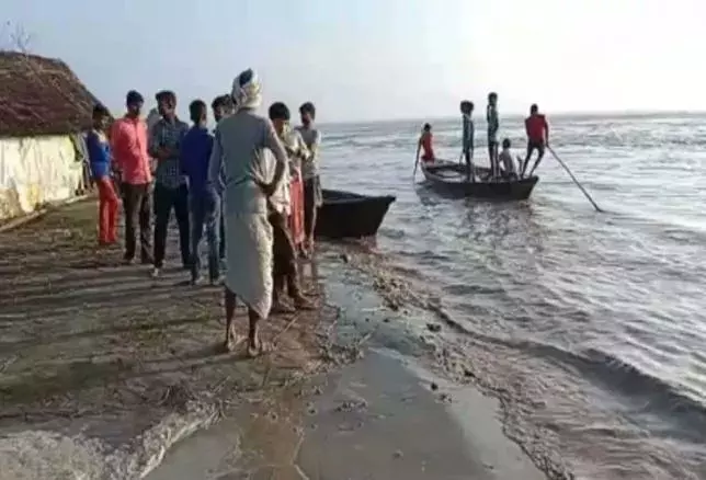 लखीमपुर खीरी में बड़ा हादसा, नदी में दो नाव पलटने से बड़ा हादसा, 25 लोग लापता... लखीमपुर खीरी में बड़ा हादसा, नदी में दो नाव पलटने से बड़ा हादसा, 25 लोग लापता...