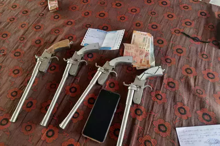 बिहार: एसटीएफ के हत्थे चढ़े दो हथियार तस्कर, पांच देशी कट्टा, मोबाईल व नगद बरामद