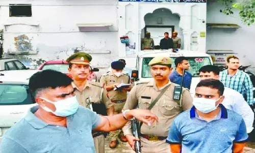 Agra- पुलिस कस्टडी में युवक की मौत, कई थानों की पुलिस बुलाई, सफाईकर्मी की मौत से मचा हडकम्प Agra- पुलिस कस्टडी में युवक की मौत, कई थानों की पुलिस बुलाई, सफाईकर्मी की मौत से मचा हडकम्प
