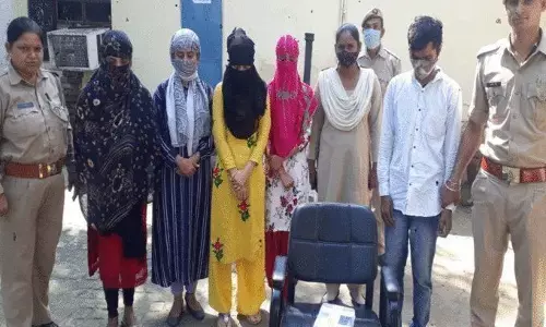 मीठी-मीठी बातों से सैकड़ों लोगों से करोड़ों की ढगी करने वाली चार लड़कियों को गाजियाबाद पुलिस ने किया गिरफ्तार, जानें- पूरा मामला