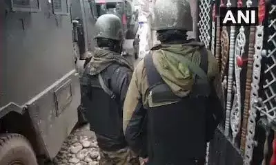 कश्मीर: शोपियां में मुठभेड़ जारी, 2 आतंकी ढेर कश्मीर: शोपियां में मुठभेड़ जारी, 2 आतंकी ढेर