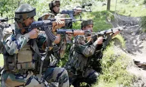 कश्मीर: शोपियां में हुई मुठभेड़ में सेना का एक जवान शहीद, 2 अन्य घायल