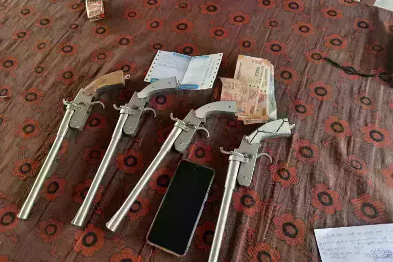 बिहार: एसटीएफ के हत्थे चढ़े दो हथियार तस्कर, पांच देशी कट्टा, मोबाईल व नगद बरामद बिहार: एसटीएफ के हत्थे चढ़े दो हथियार तस्कर, पांच देशी कट्टा, मोबाईल व नगद बरामद