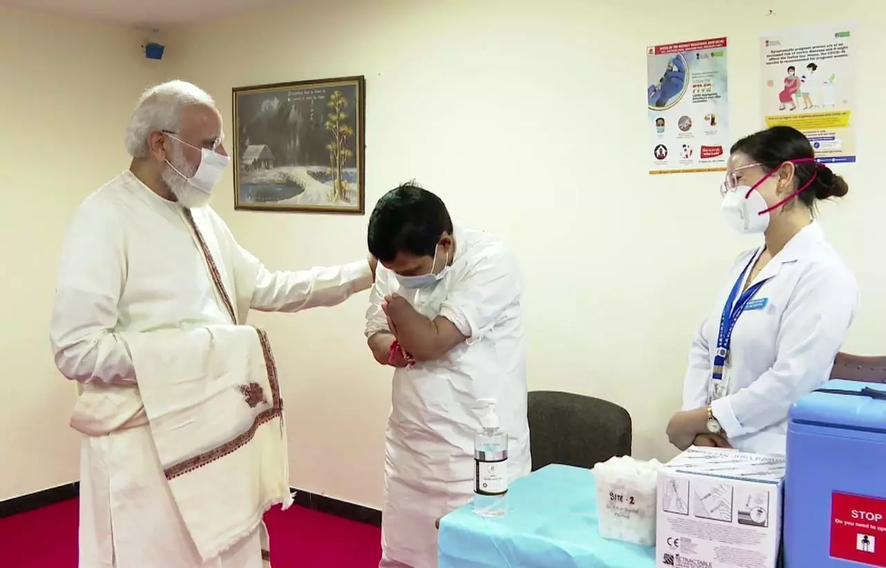बनारस के दिव्यांग को 100 करोड़वां टीका लगाकर भारत ने रचा इतिहास