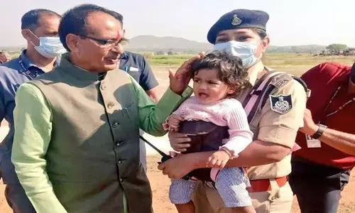 बेटी को गोद में लेकर कर रही थी महिला डीएसपी ड्यूटी, तो सीएम शिवराज सिंह देखकर बोले ये बात बेटी को गोद में लेकर कर रही थी महिला डीएसपी ड्यूटी, तो सीएम शिवराज सिंह देखकर बोले ये बात