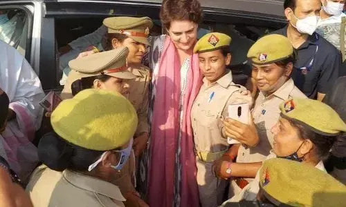 प्रियंका का एक और बड़ा ऐलान, बच्चियों को स्मार्ट फ़ोन और स्नातक पास को इलेक्ट्रॉनिक स्कूटी देने का फ़ैसला