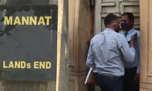 LIVE: शाहरुख खान के घर से निकली NCB टीम, एक्ट्रेस अनन्या पांडे को पूछताछ के लिए बुलाया, फोन जब्त