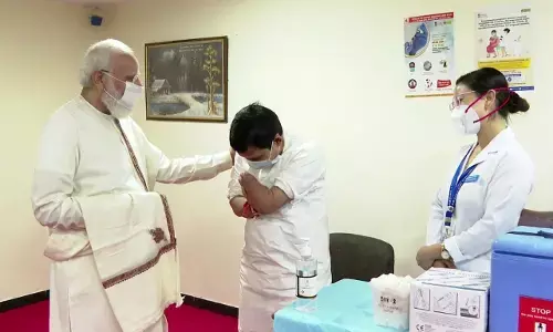 बनारस के दिव्यांग को 100 करोड़वां टीका लगाकर भारत ने रचा इतिहास बनारस के दिव्यांग को 100 करोड़वां टीका लगाकर भारत ने रचा इतिहास