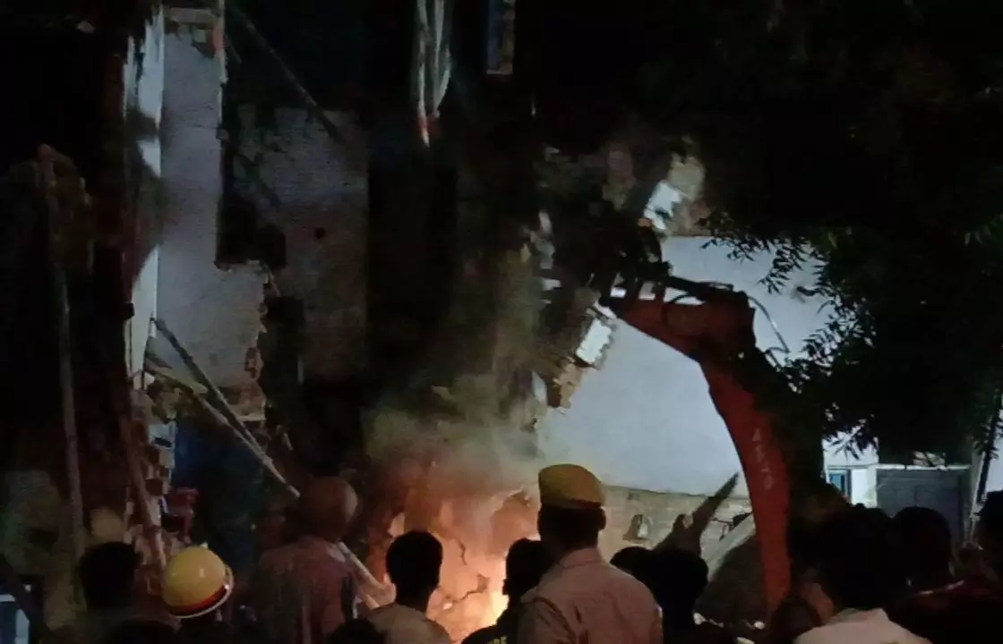 जौनपुर में दो मंजिला मकान गिरने से पांच लोगों की मौत, मलबे में दबे करीब 13 लोग