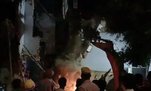 जौनपुर में दो मंजिला मकान गिरने से पांच लोगों की मौत, मलबे में दबे करीब 13 लोग जौनपुर में दो मंजिला मकान गिरने से पांच लोगों की मौत, मलबे में दबे करीब 13 लोग