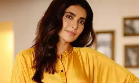 एक्ट्रेस करिश्मा तन्ना के सामने KISS करने लगे दोस्त, शर्मनाक वीडियो हुआ वायरल एक्ट्रेस करिश्मा तन्ना के सामने KISS करने लगे दोस्त, शर्मनाक वीडियो हुआ वायरल