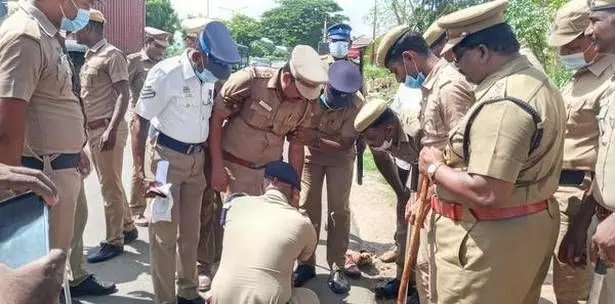 दर्द से कराहते इंस्पेक्टर की बीच सड़क पर IPS ने कुछ यूं की मदद, VIDEO हुआ VIRAL