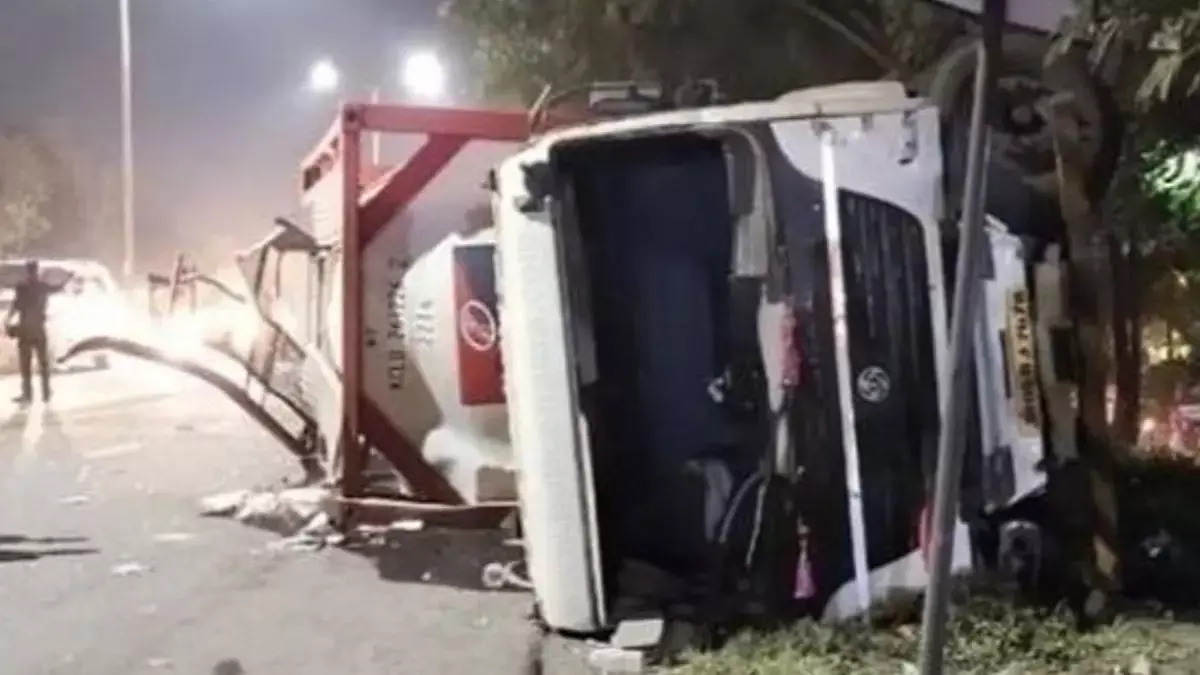 महाराष्ट्र में बड़ा हादसा: पुणे में तेज रफ्तार टैंकर ने 15 गाड़ियों को मारी टक्कर, 2 की मौत, 12 लोग घायल